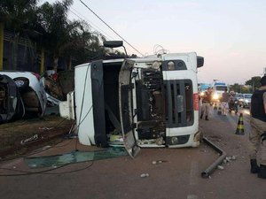Cegonheira tomba, atinge três veículos e deixa feridos em Contagem