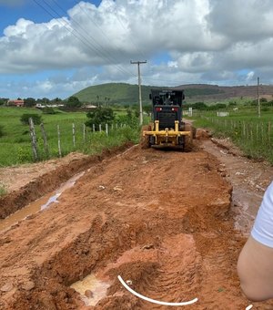 Tainá Veiga determina força-tarefa na recuperação das estradas vicinais de Lagoa da Canoa