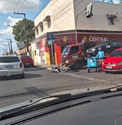 Caminhão-guincho perde freio e causa colisão no Centro de Arapiraca