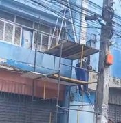 [Vídeo] Trabalhador sofre choque elétrico e fica pendurado em andaime no Centro