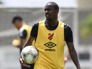 CSA encaminha empréstimo de atacante do Athletico