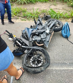 Colisão entre veículos deixa motoqueiro ferido na rodovia AL-105