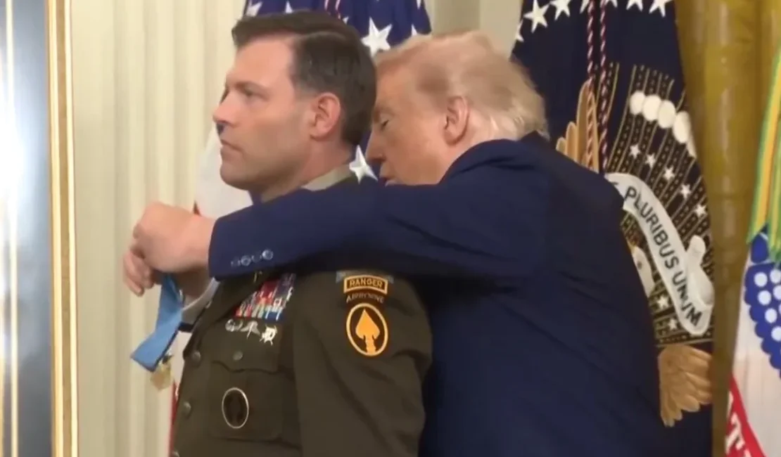 Trump se atrapalha ao colocar medalha em veterano de guerra dos EUA