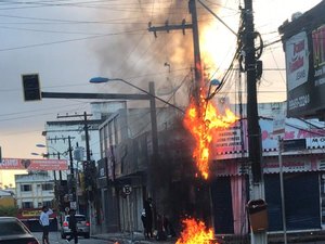 [Vídeo] Homem colide carro em poste, atinge motociclistas e incendeia poste 