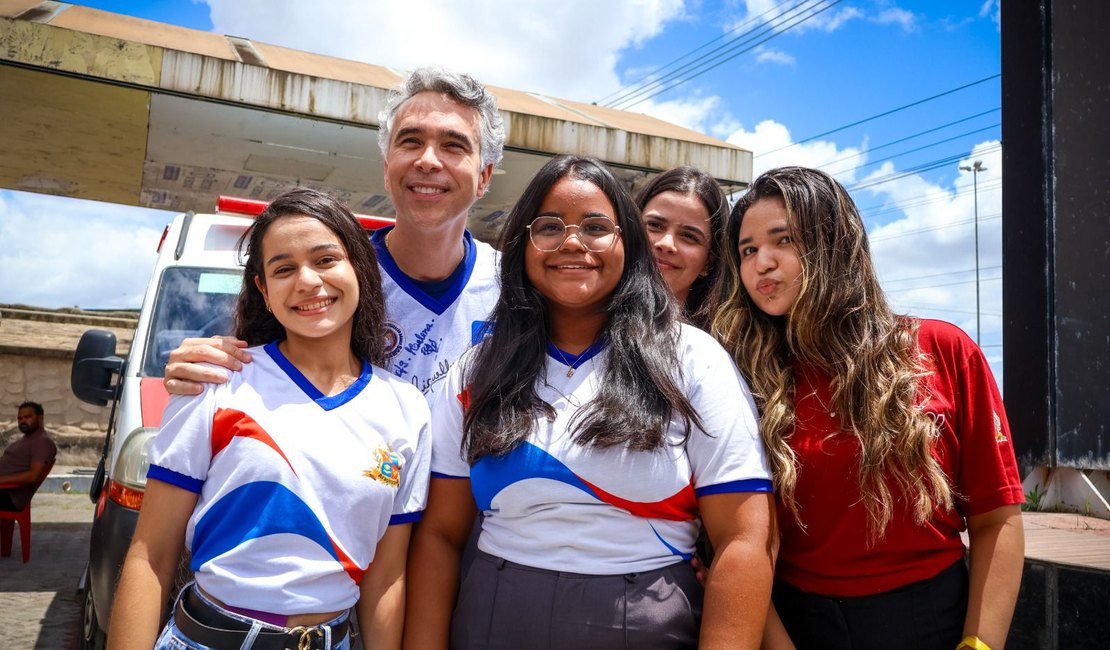 Rafael Brito propõe criação de bolsa para premiar alunos com melhores notas