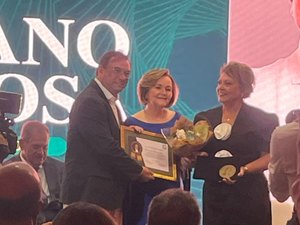 Prefeito de Arapiraca, Luciano Barbosa, é homenageado pela ABBCJ-AL