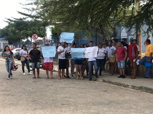 Estudantes do EJA em Arapiraca protestam contra proibição de uso do transporte escolar