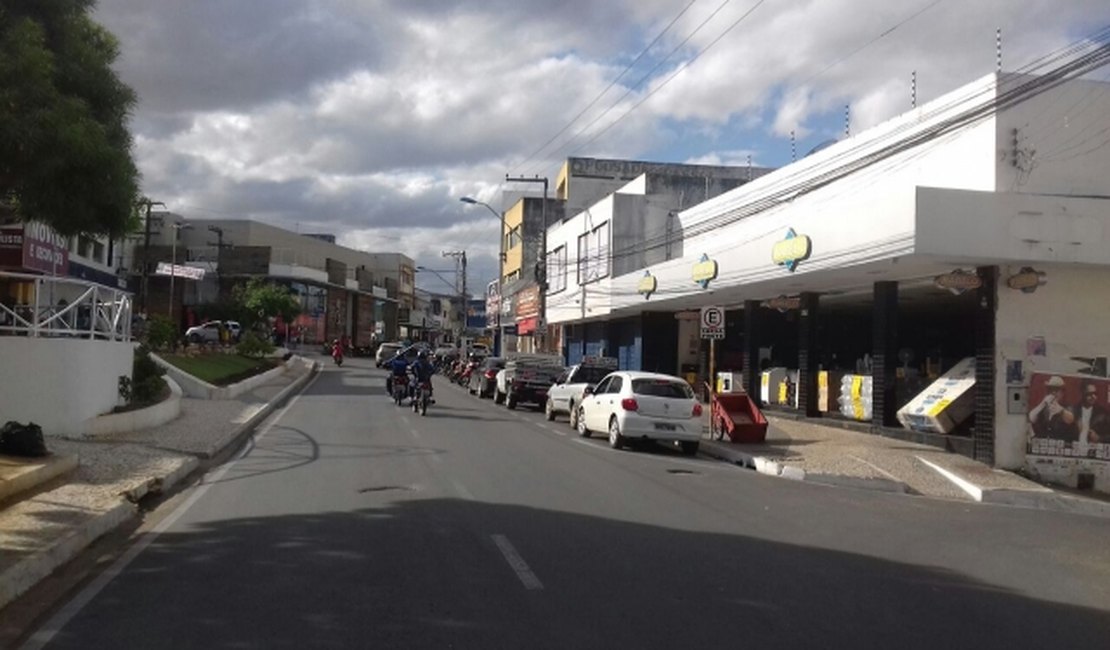 Homem entra em loja, furta TV e foge de moto