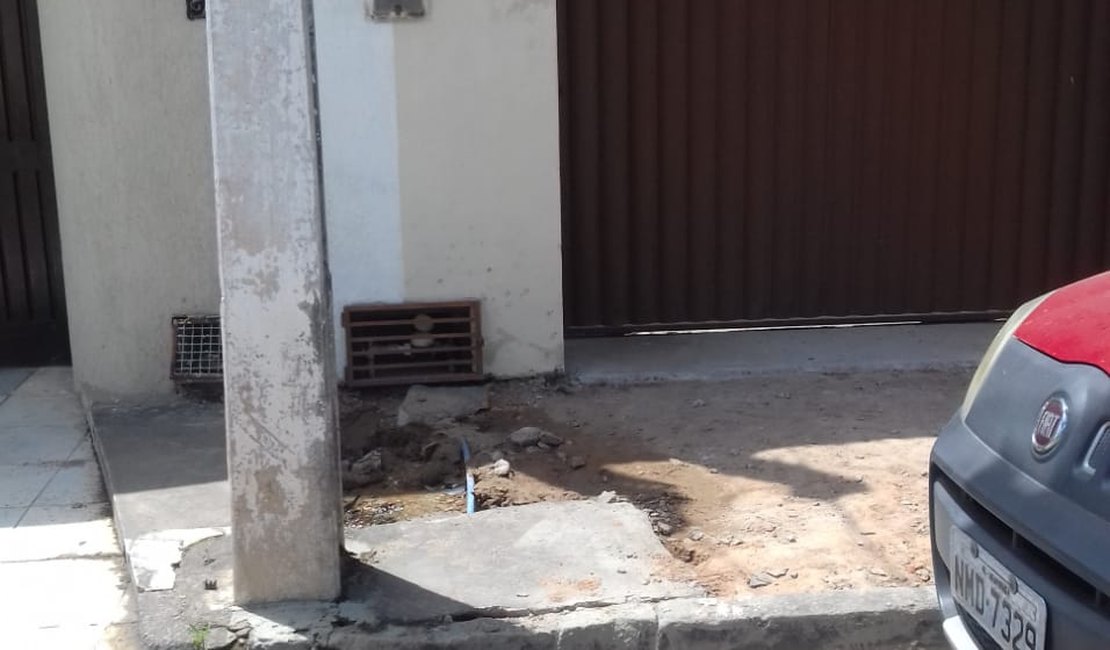 [Vídeo] Três vazamentos de água em bairros distintos de Arapiraca prejudicam moradores