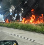 Caminhão-tanque que tombou e explodiu na BR-101 continua na pista; trecho segue interditado