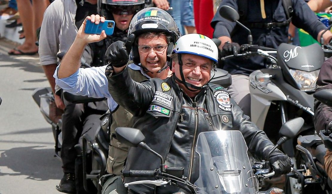 Bolsonaro faz motociata com ministro do Turismo no Agreste de Pernambuco