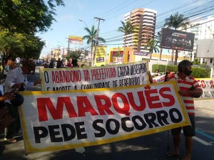 Moradores afetados pela extração da sal gema bloqueiam Av. Fernandes Lima em protesto