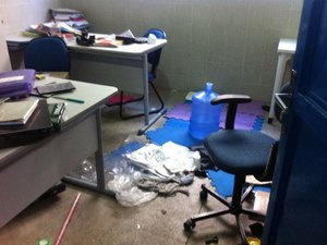 [Vídeo] Após desocupação de estudantes, diretora encontra escola saqueada