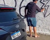 Homem é flagrado pichando muro recém-pintado de cemitério em Maceió