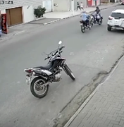 [Vídeo] Motociclistas ficam feridos após colisão frontal em avenida de Palmeira dos Índios