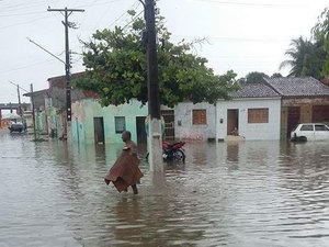 Ruas do Centro de Porto Real do Colégio ficam alagadas