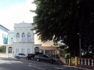 Colisão entre carro e moto deixa homem ferido e trânsito lento no Farol