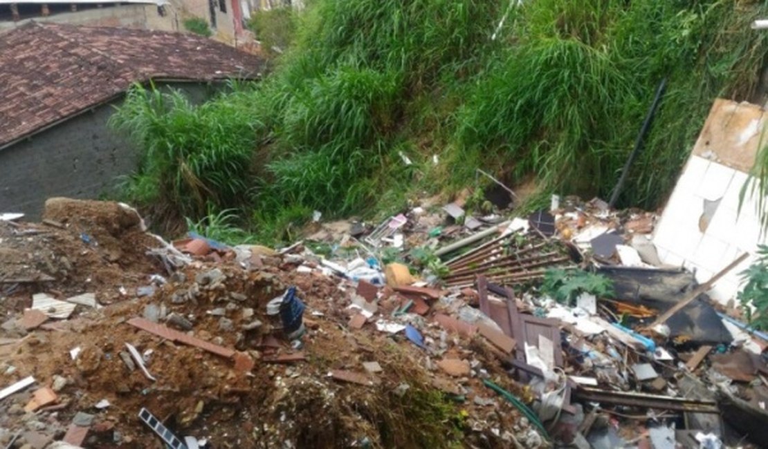 Casa desmorona em Maceió e criança morre nos destroços