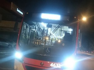 Criminosos tentam assaltar coletivo, mas são imobilizados por populares e detidos