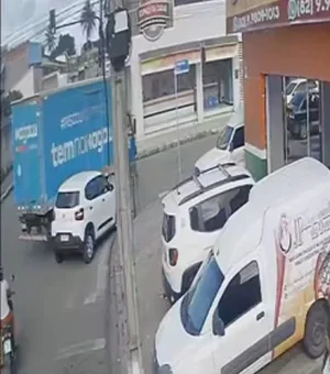 Carro e caminhão colidem durante manobra para acessar rua em Arapiraca