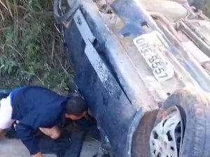 [Vídeo] Carro capota na AL-115 e deixa uma pessoa ferida