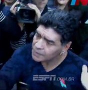 Maradona se irrita e dá tapa na cara de jornalista na Argentina
