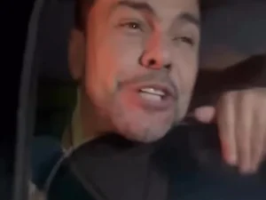 Vídeo de Zezé Di Camargo com a cabeça presa no vidro do carro viraliza
