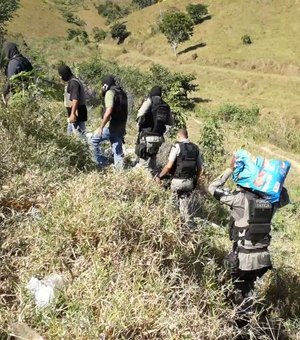 Polícia faz varredura e apreende 40 kg de maconha em grota do Benedito Bentes