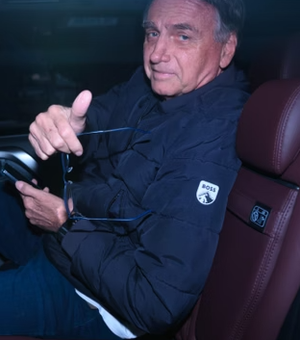 “Não está claro o que posso ou não falar”, diz Bolsonaro em visita à sede do PL