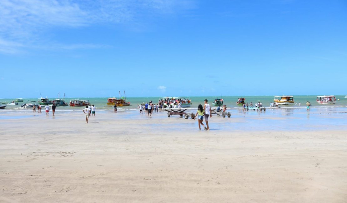 Fieis e turistas participam de procissão marítima de São Pedro em Maragogi