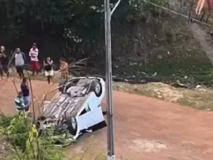 [Video] Mulher fica ferida após carro cair em ribanceira na Avenida Leste-Oeste, em Maceió