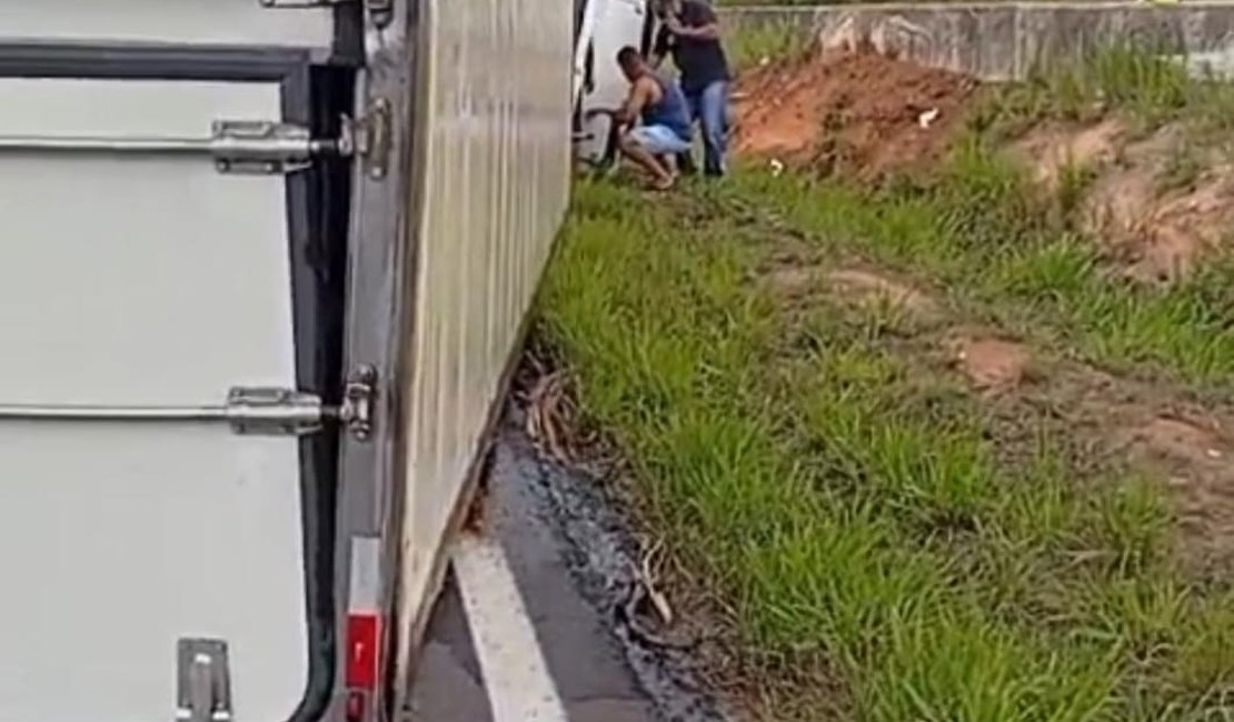 [Vídeo] Caminhão tomba na rodovia BR 101