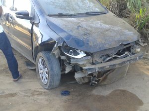 Bandido rouba e bate carro com proprietário do veículo no porta malas