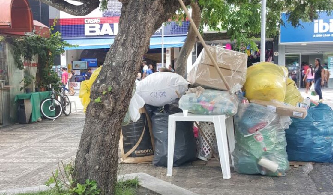 Mulher acumula entulho em praça no centro de Arapiraca e poder público não percebe