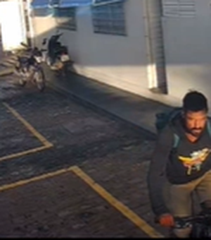 [Vídeo] Funcionário de padaria tem bicicleta furtada em posto de combustíveis de Arapiraca