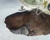 Cratera se abre e toma quase toda a rua perto da antiga Avenida Amélia Rosa, em Maceió