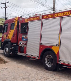 Curto-circuito em rede de alta tensão causa incêndio em casa abandonada na zona rural de Arapiraca