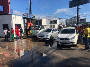 Alunos e servidores realizam greve pela educação na Av. Fernandes Lima nesta terça-feira (13) 