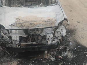 Carro furtado em Delmiro Gouveia é encontrado destruído por incêndio