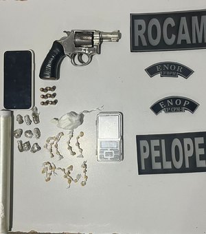 Homem joga arma no telhado de casa e é preso com drogas Arapiraca