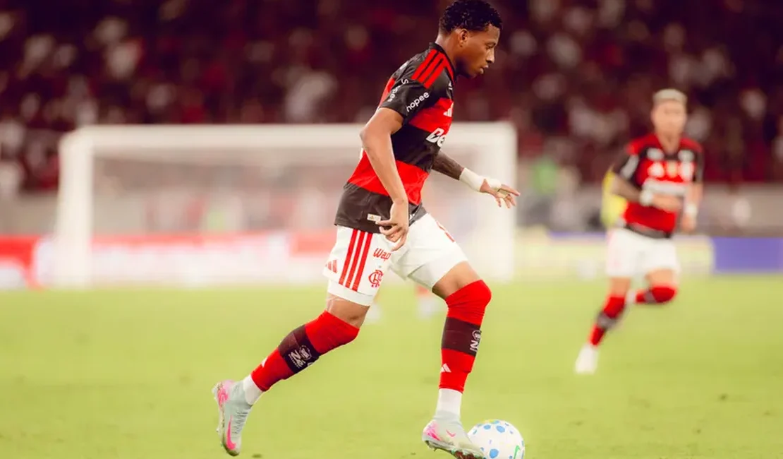 Saiba a condição física de Plata, do Flamengo, que deixou o jogo contra o Vasco com dores