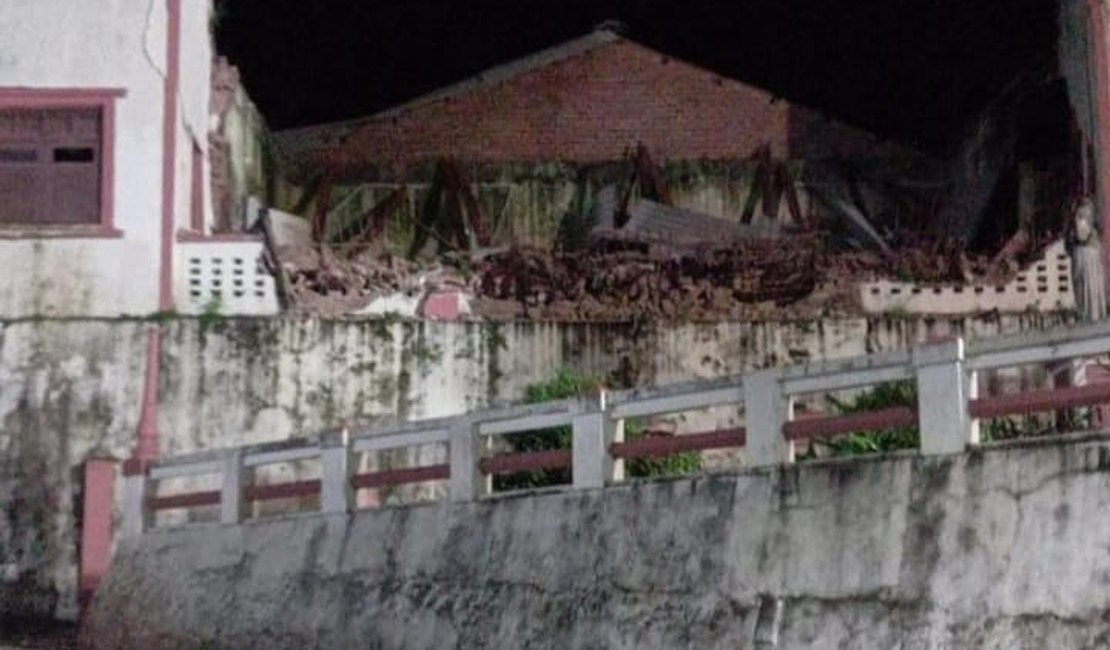 Casarão histórico desmorona ao lado da igreja matriz da Paróquia Nossa Senhora do Pilar