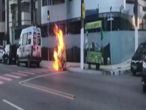 Carrinho de milho pega fogo na orla da Pajuçara