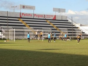 Vica aproveita treino para realizar testes no elenco alvinegro