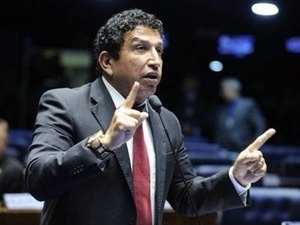 Pastor é preso após abusar enteado de 5 anos, revela senador e pastor Magno Malta