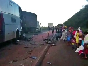 Ônibus que transportava trabalhadores alagoanos se envolve em acidente com caminhão na BR-360