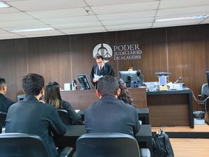 Mulher é condenada a 17 anos por tentar matar enteado ao jogá-lo do quarto andar