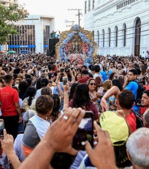 Procissão é seguida por milhares de devotos, em Maceió