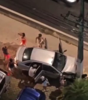 Motorista embriagado colide contra cinco carros estacionados e acaba preso, em Maceió