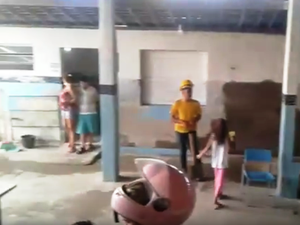[Vídeo] Reforma em escola pública de Arapiraca acontece com crianças estudando